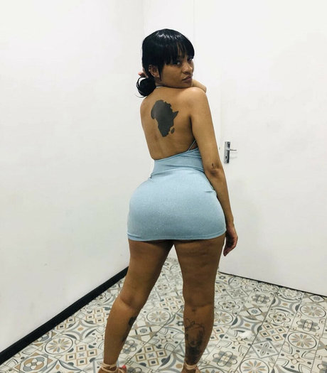 Naakte gelekte OnlyFans-foto van Arrie Cakes