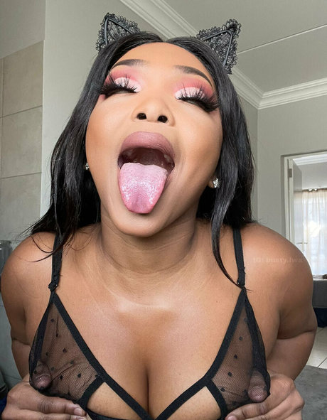 Naakte gelekte OnlyFans-foto van Bustylwa