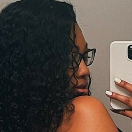 Naakte gelekte OnlyFans-foto van Baddiejoyy