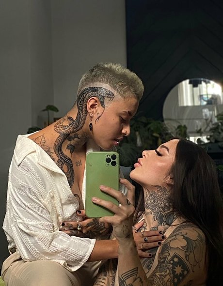 Naakte gelekte OnlyFans-foto van Leovenus