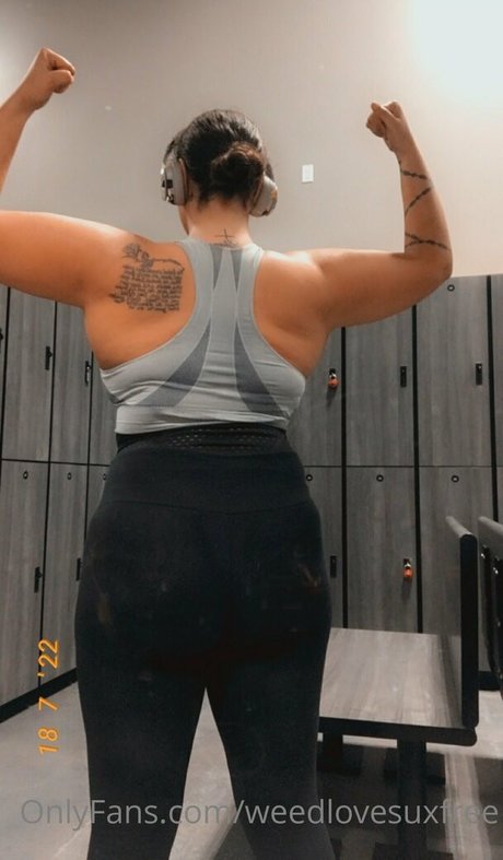 Naakte gelekte OnlyFans-foto van Weedlovesuxfree
