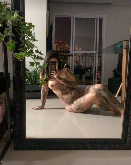 Naakte gelekte OnlyFans-foto van Dinhafun