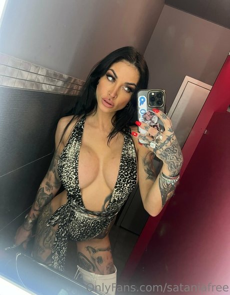 Naakte gelekte OnlyFans-foto van Sataniafree
