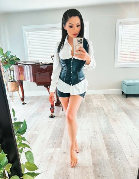 Naakte gelekte OnlyFans-foto van Tina Guo