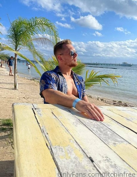 Naakte gelekte OnlyFans-foto van Fitshinfree