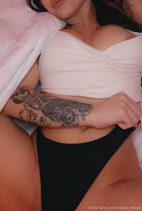 Naakte gelekte OnlyFans-foto van Eeviemoon