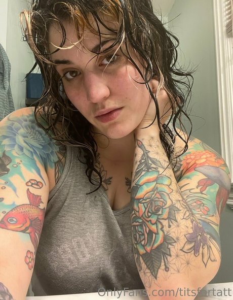 Naakte gelekte OnlyFans-foto van Titsfortatt