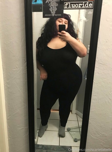 Naakte gelekte OnlyFans-foto van Scarletlabelle
