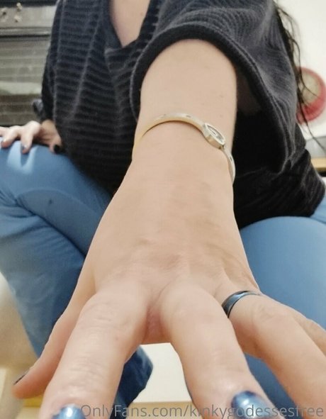 Naakte gelekte OnlyFans-foto van Kinkygodessesfree