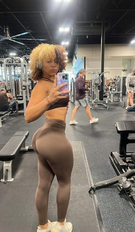 Naakte gelekte OnlyFans-foto van Heaven Collins