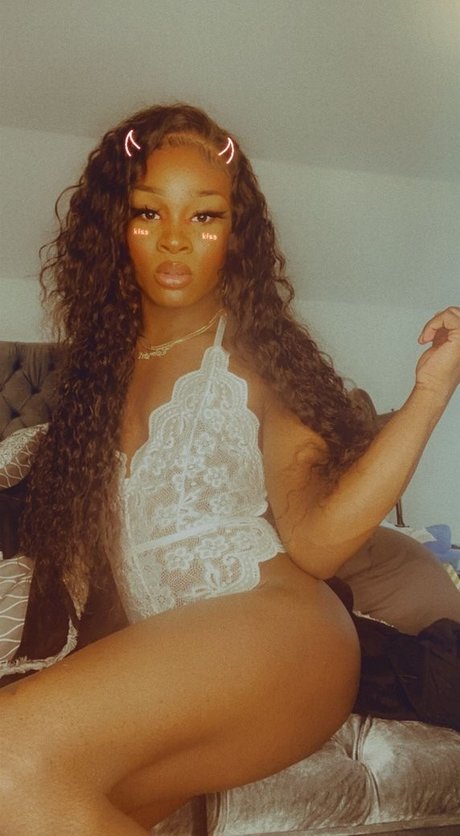 Naakte gelekte OnlyFans-foto van Milan Dior