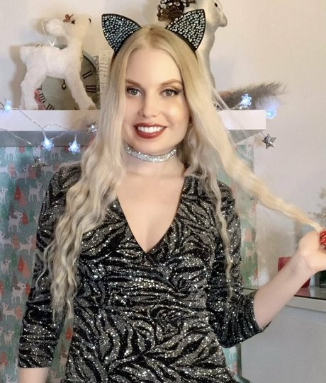 Naakte gelekte OnlyFans-foto van Ittybittyprettykittyfree