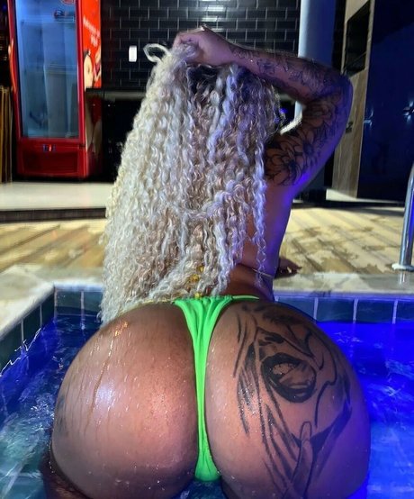 Naakte gelekte OnlyFans-foto van Kaylanne Reis