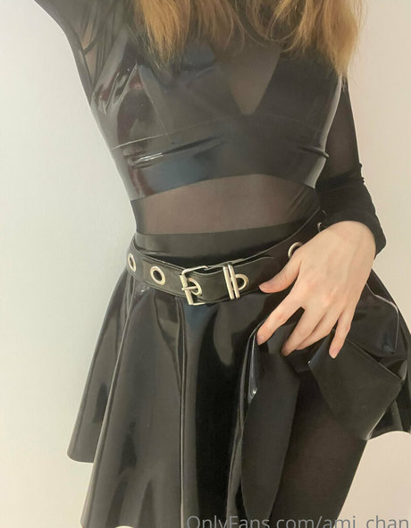 Naakte gelekte OnlyFans-foto van Ami Chan