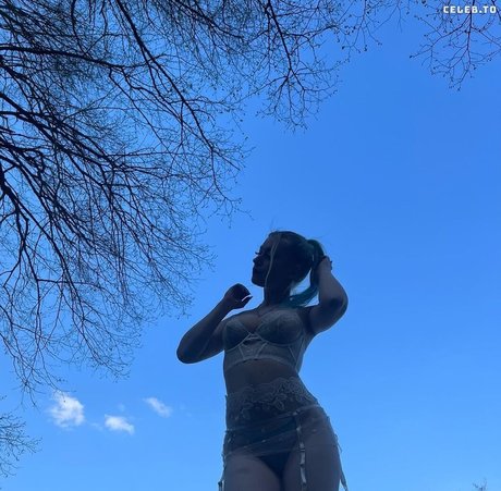 Naakte gelekte OnlyFans-foto van Sunnygreen