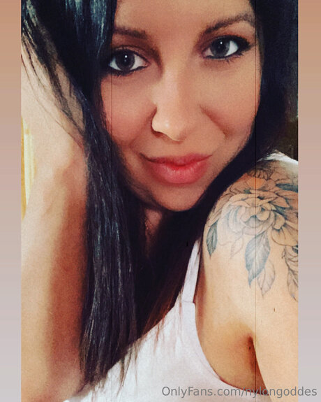 Naakte gelekte OnlyFans-foto van Nylongoddes