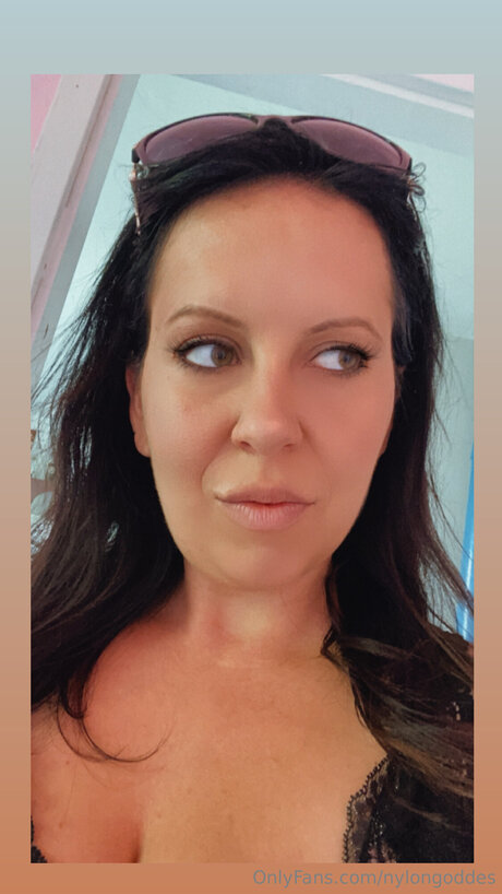 Naakte gelekte OnlyFans-foto van Nylongoddes