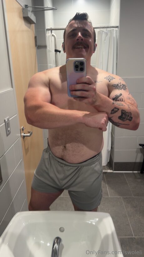 Naakte gelekte OnlyFans-foto van Swoleli