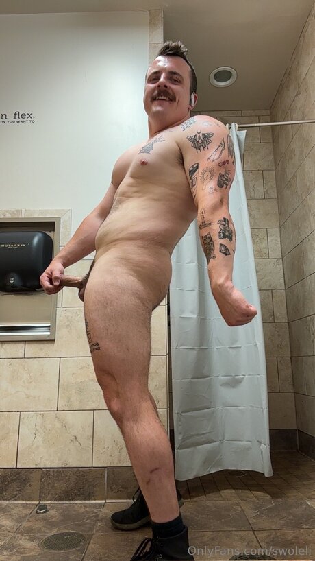 Naakte gelekte OnlyFans-foto van Swoleli