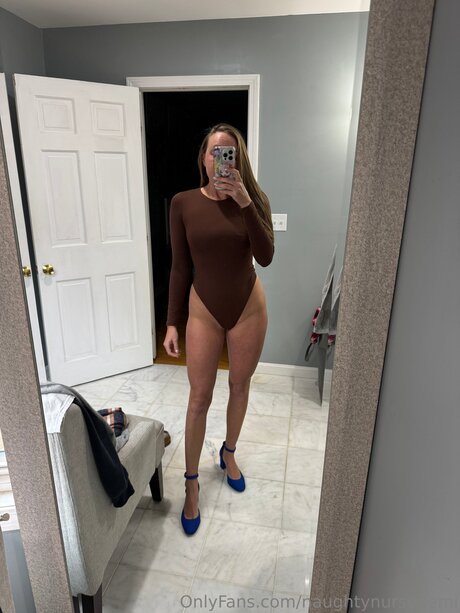 Naakte gelekte OnlyFans-foto van Naughtynursedemi