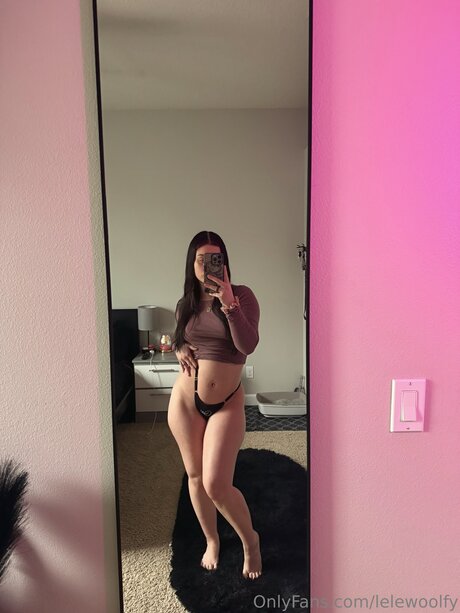 Naakte gelekte OnlyFans-foto van Lelewoolfy