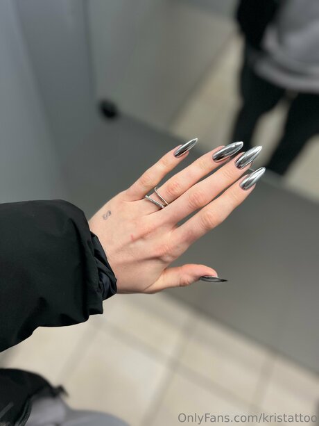 Naakte gelekte OnlyFans-foto van Kstattoo