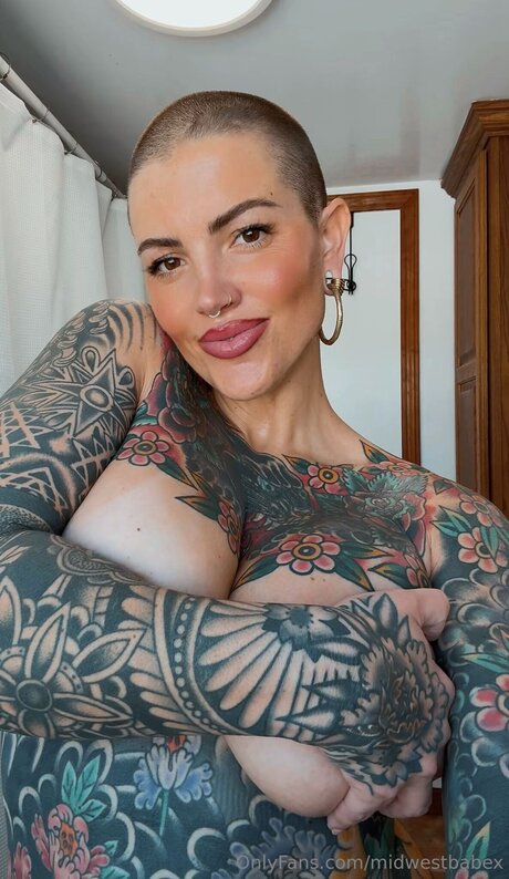 Naakte gelekte OnlyFans-foto van Midwestbabex