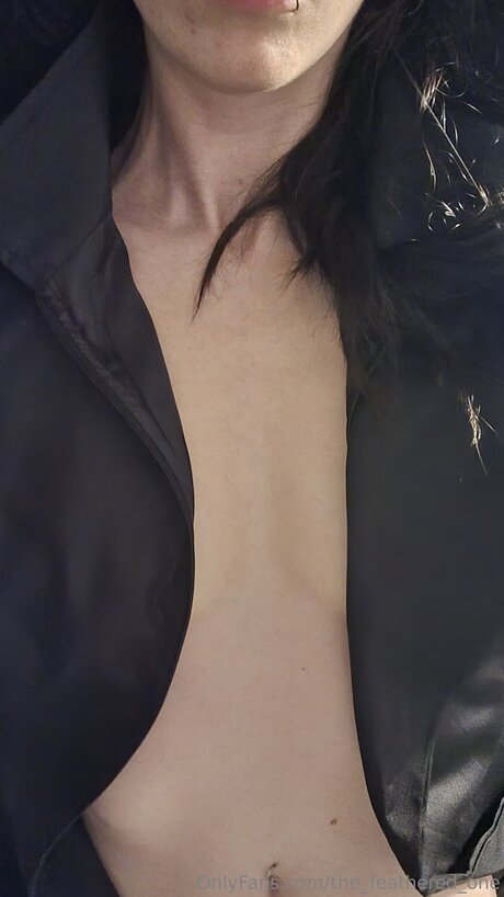 Naakte gelekte OnlyFans-foto van The Feathered One