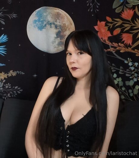 Naakte gelekte OnlyFans-foto van Laristochat