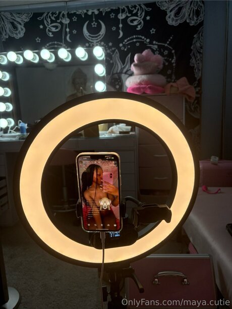 Naakte gelekte OnlyFans-foto van Maya Cutie
