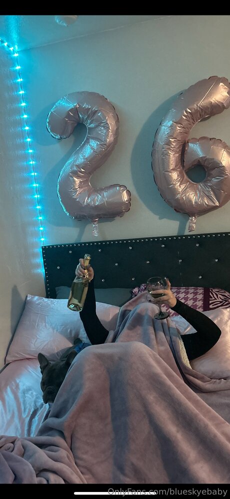 Naakte gelekte OnlyFans-foto van Blueskyebaby