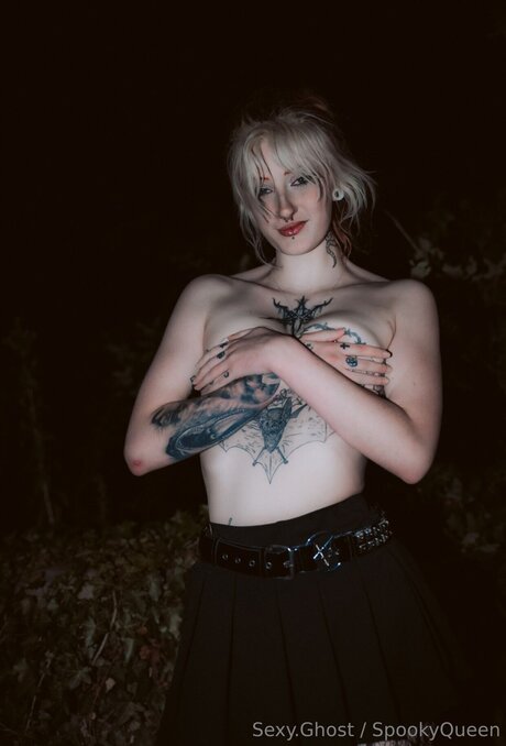 Naakte gelekte OnlyFans-foto van Spooky Queen0 0