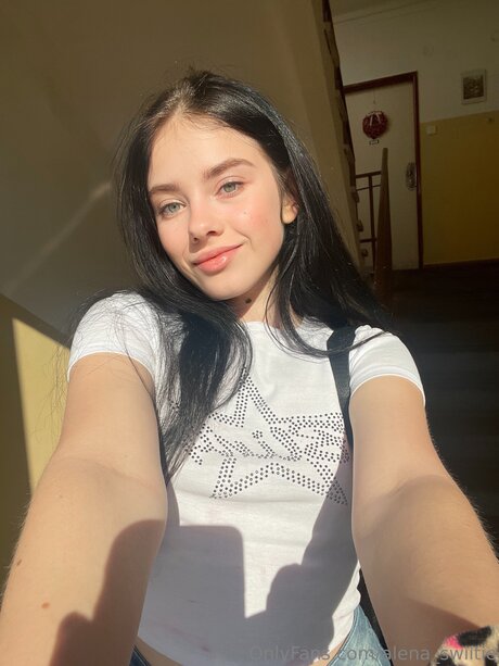 Naakte gelekte OnlyFans-foto van Alena Swiitie