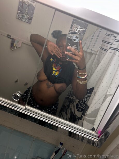 Naakte gelekte OnlyFans-foto van Ispyniyaa
