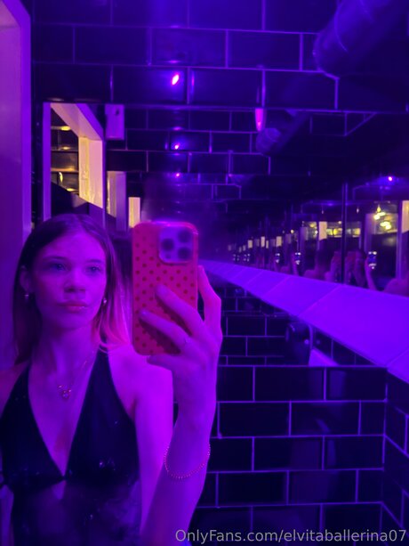 Naakte gelekte OnlyFans-foto van Elvitaballerina07
