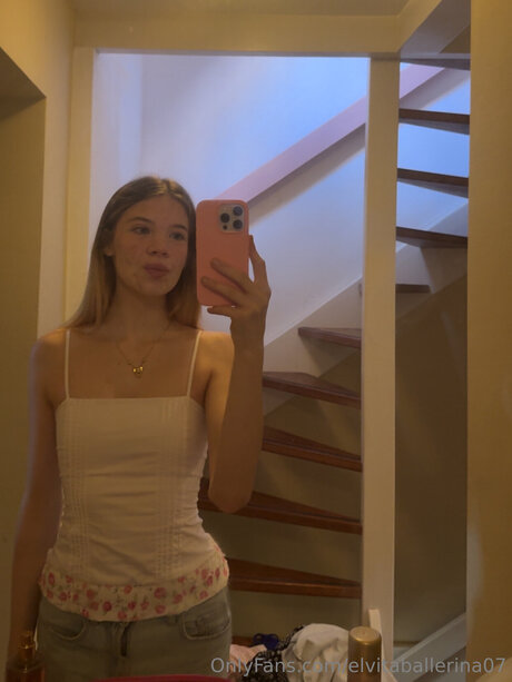 Naakte gelekte OnlyFans-foto van Elvitaballerina07