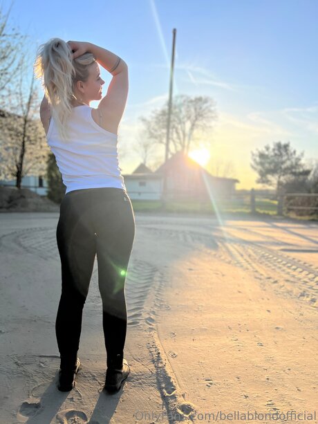 Naakte gelekte OnlyFans-foto van Bellablondofficial