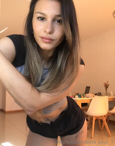 Naakte gelekte OnlyFans-foto van Bella Amor 7