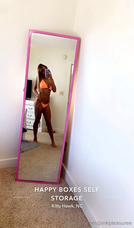 Naakte gelekte OnlyFans-foto van Pinkpleasuree