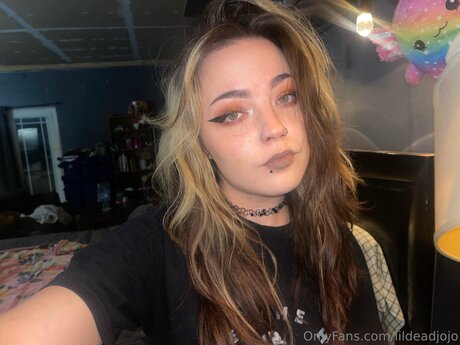 Naakte gelekte OnlyFans-foto van Lildeadjojo