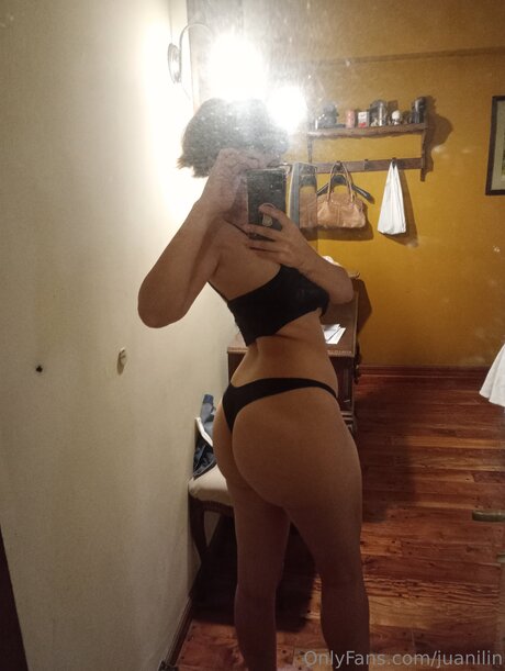 Naakte gelekte OnlyFans-foto van Juanilin