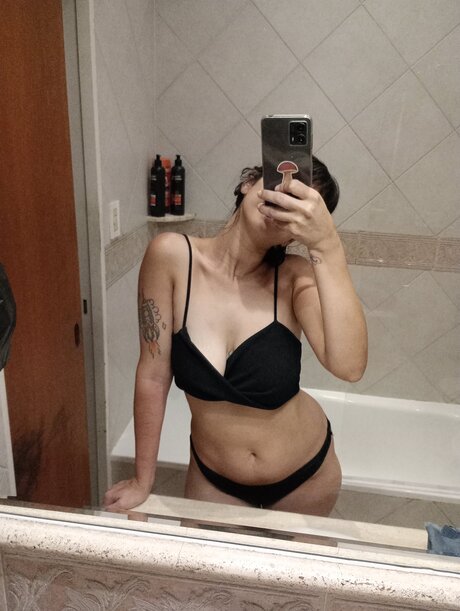 Naakte gelekte OnlyFans-foto van Juanilin