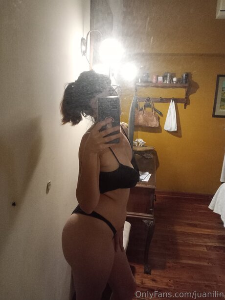 Naakte gelekte OnlyFans-foto van Juanilin