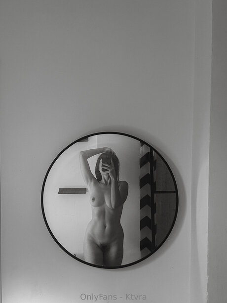 Naakte gelekte OnlyFans-foto van Ktvra