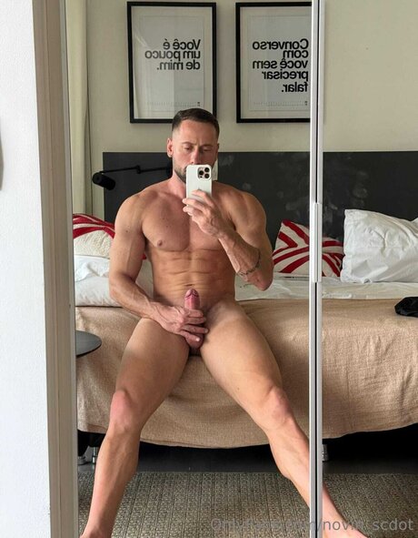 Naakte gelekte OnlyFans-foto van Novin Scdot