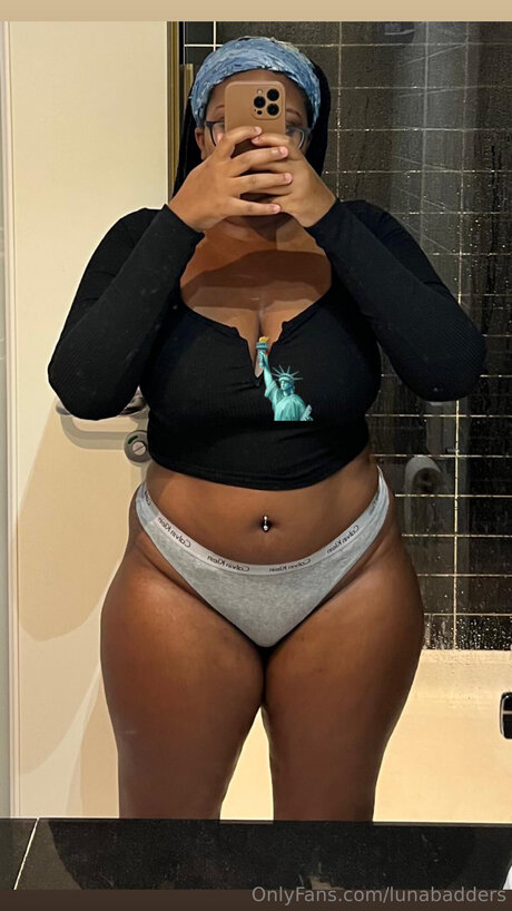 Naakte gelekte OnlyFans-foto van Lunabadders