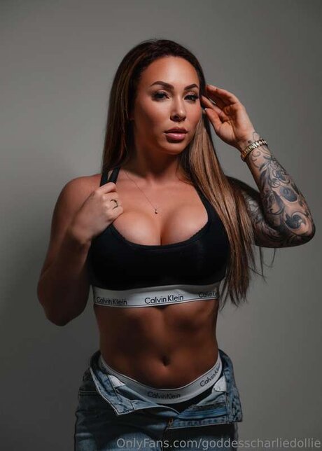 Naakte gelekte OnlyFans-foto van Goddesscharliedollie
