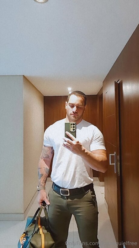 Naakte gelekte OnlyFans-foto van Luezequielfree
