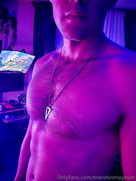 Naakte gelekte OnlyFans-foto van Brandonmagnum
