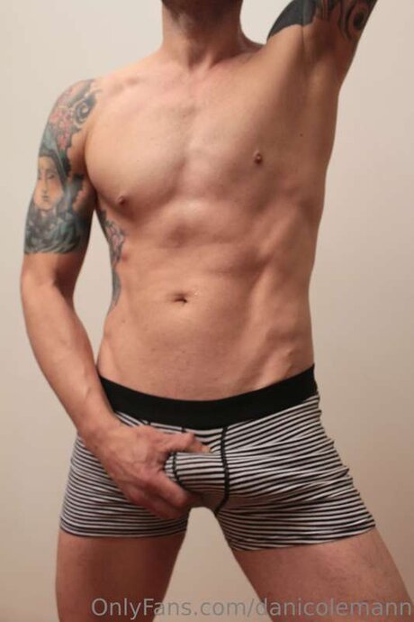 Naakte gelekte OnlyFans-foto van Danicolemann